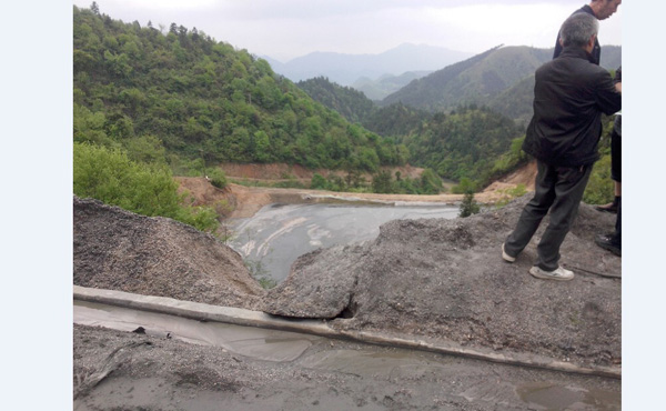 縣環(huán)保局正在對該處尾礦淤積以15萬罰款